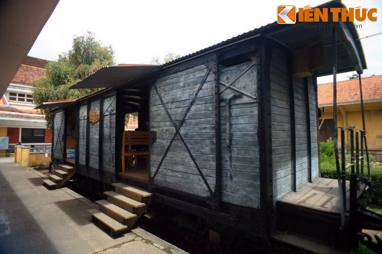 Trong sân ga có cả một quán cà phê được làm từ toa tàu cũ.