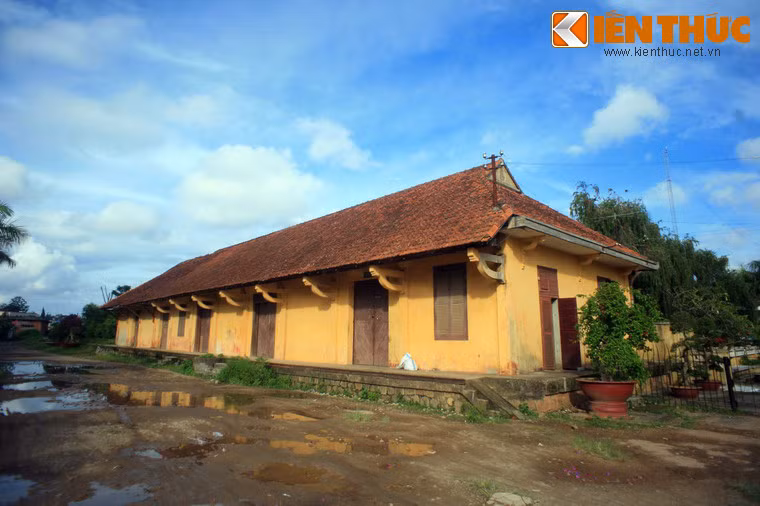 Khu nhà dành cho nhân viên đường sắt, xây cùng thời với nhà ga.