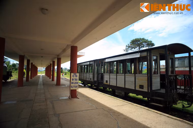 Các toa tàu chở khách trên sân ga.