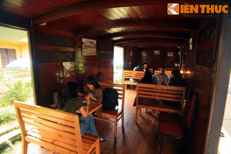 Nội thất quán không có nhiều thay đổi so với toa tàu xưa.