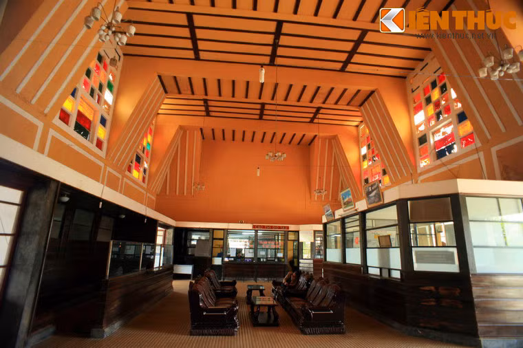 Không gian bên trong tràn ngập ánh sáng tự nhiên với những ô cửa kính màu rực rỡ.