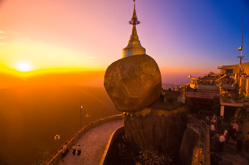 Chùa Hòn đá Vàng hay chùa Kyaikhtiyo là một trong những ngôi chùa cổ và nổi tiếng nhất ở Myanmar. Chùa tọa lạc bên một khối đá hình quả trứng được dát vàng nằm chênh vênh trên sườn ngọn núi Kyaikhtiyo.