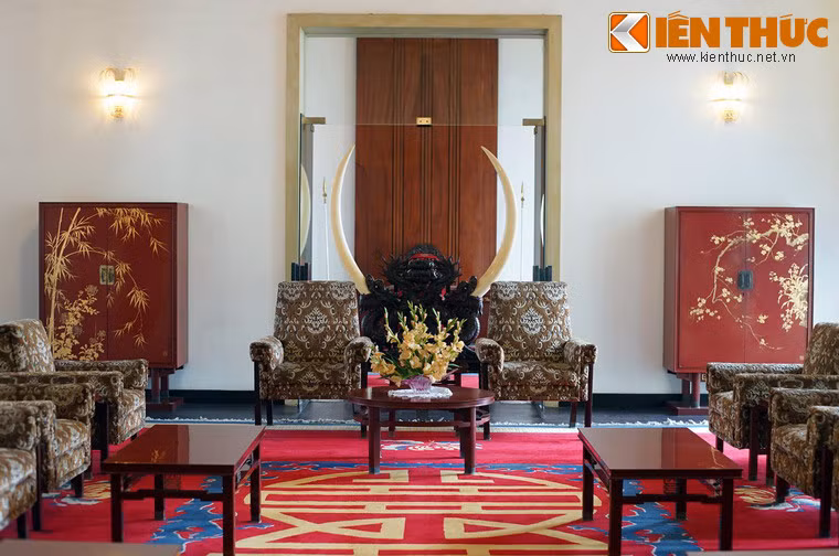 Phòng bên cạnh bài trí đơn giản hơn, có hai tủ sơn mài "Mai Lan", "Cúc Trúc" do trang trí gia Nguyễn Văn Triêm thực hiện năm 1966.