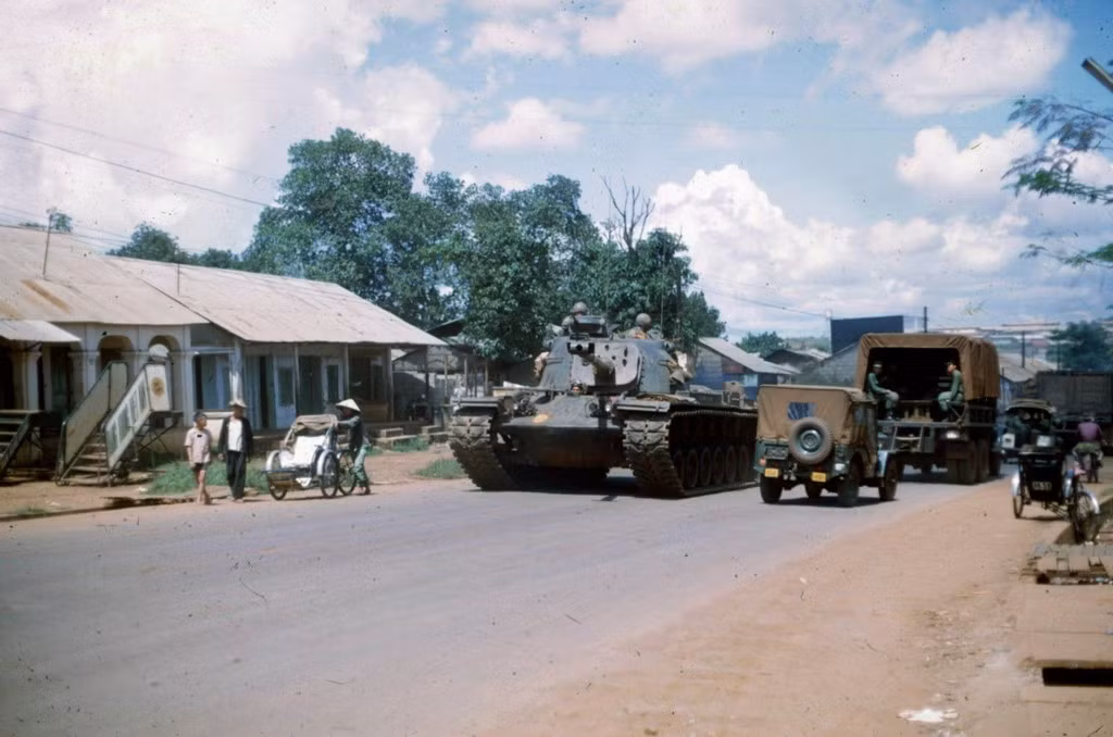 Xe tăng Mỹ trên đường phố Pleiku.
