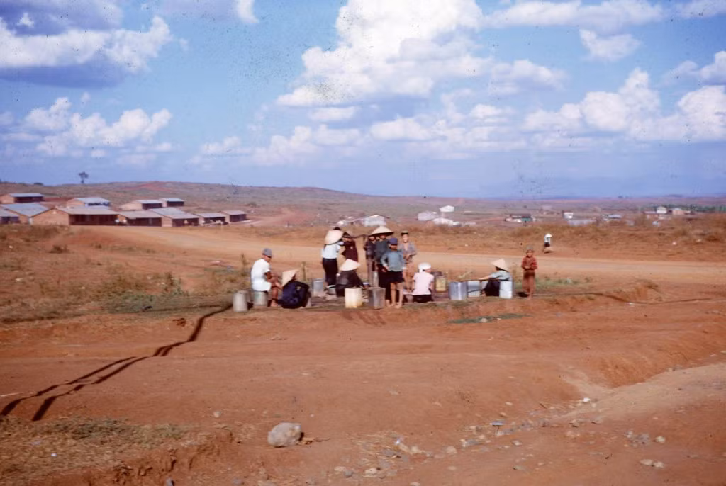 Người dân lấy nước ở một giếng bơm.