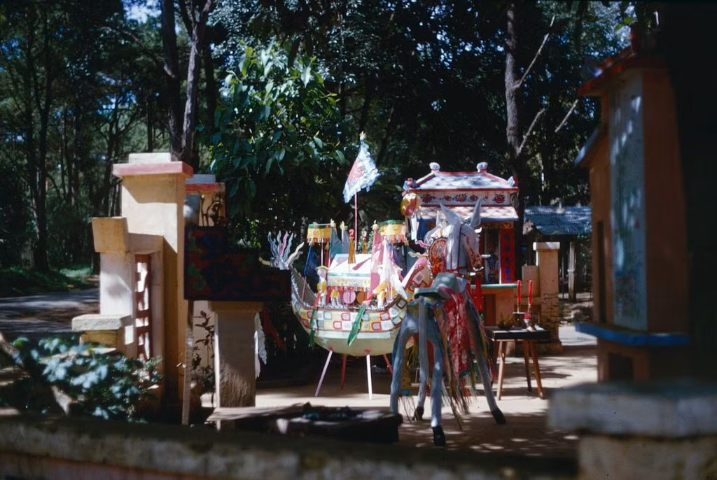 Đồ vàng mã bày trong sân chùa.