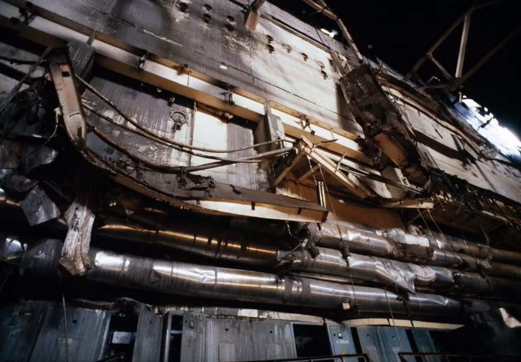 Hệ thống đường ống bị biến dạng do tác động của vụ nổ. Ảnh: Englishrussia.com.