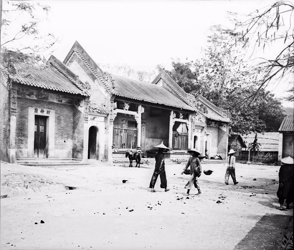 Chùa của người Hoa tại quảng trường chính của thị trấn Lào Cai. Nằm bên biên giới Việt - Trung, Lào Cai đầu thế kỷ 20 là nơi sinh sống của khá nhiều người Hoa.