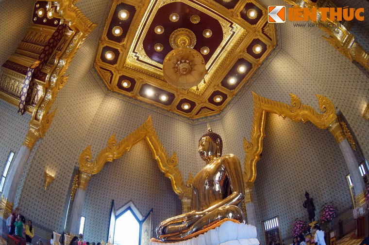 Tượng được xác định là làm trong thời đại Sukhothai (khoảng thế kỷ 13-15), một trong những giai đoạn nổi tiếng nhất của nghệ thuật kiến trúc Phật giáo của Thái Lan. Ban đầu tượng được đặt trong một ngôi chùa ở cố đô Ayutthaya.