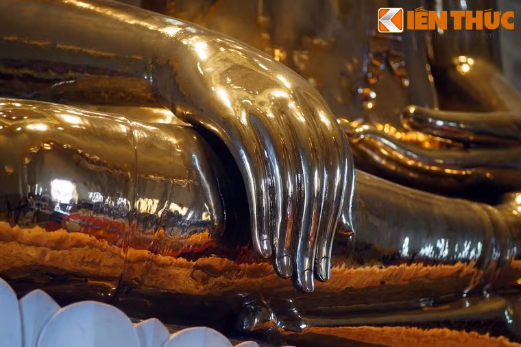 Năm 1931, ngôi chùa này bị bỏ hoang và bức tượng phủ bê tông được chuyển đến một kho chứa tạm thời và bị lãng quên trong suốt hai thập kỷ sau đó.