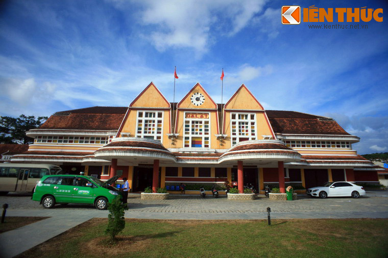 1. Nằm ở phường 10, TP Đà Lạt, tỉnh Lâm Đồng, ga Đà Lạt được coi là nhà ga cổ đẹp nhất Việt Nam cũng như toàn khu vực Đông Dương. Nhà ga được người Pháp xây dựng từ năm 1932 - 1938, là nhà ga đầu mối trên tuyến Đường sắt Phan Rang - Đà Lạt dài 84 km.