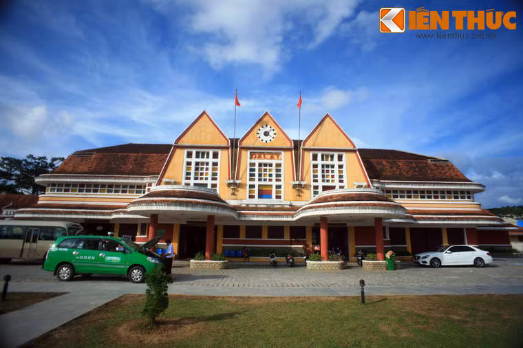 1. Nằm ở phường 10, TP Đà Lạt, tỉnh Lâm Đồng, ga Đà Lạt được coi là nhà ga cổ đẹp nhất Việt Nam cũng như toàn khu vực Đông Dương. Nhà ga được người Pháp xây dựng từ năm 1932 - 1938, là nhà ga đầu mối trên tuyến Đường sắt Phan Rang - Đà Lạt dài 84 km.