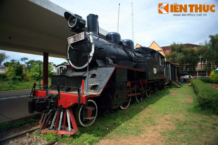 Ga Đà Lạt hiện nay chỉ còn hoạt động để phục vụ du lịch. Đây là nơi xuất phát của tuyến đường sắt khứ hồi đưa du khách đến ga Trại Mát cách Đà Lạt 7km. Sân ga trưng bày một đầu tàu hơi nước cổ kiểu Pháp. Sau đầu tàu là một quán cà phê được làm từ toa tàu cũ.