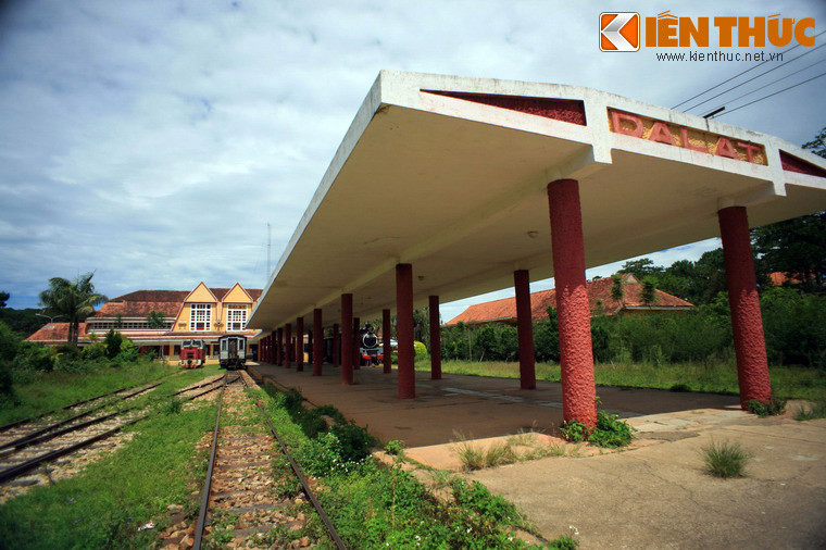 Công trình do hai kiến trúc sư người Pháp là Moncet và Reveron thiết kế. Người thi công công trình là thầu khoán Võ Đình Dung, với kinh phí xây dựng là 200.000 franc Pháp.