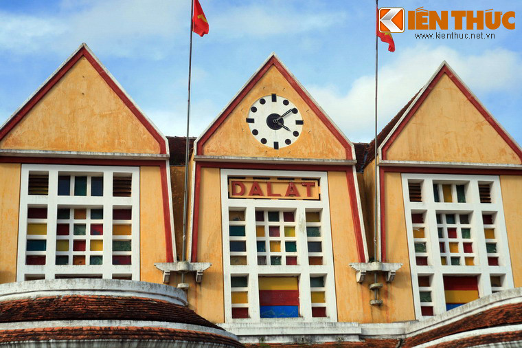 Tòa nhà chính của ga có chiều dài 66,5m, chiều ngang 11,4m và chiều cao 11m, có 3 chóp nhọn, tượng trưng cho núi Langbiang – đỉnh núi cao nhất vùng. Chóp trung tâm còn có vẽ mặt đồng hồ to ghi lại thời gian bác sĩ Yersin phát hiện ra Đà Lạt.