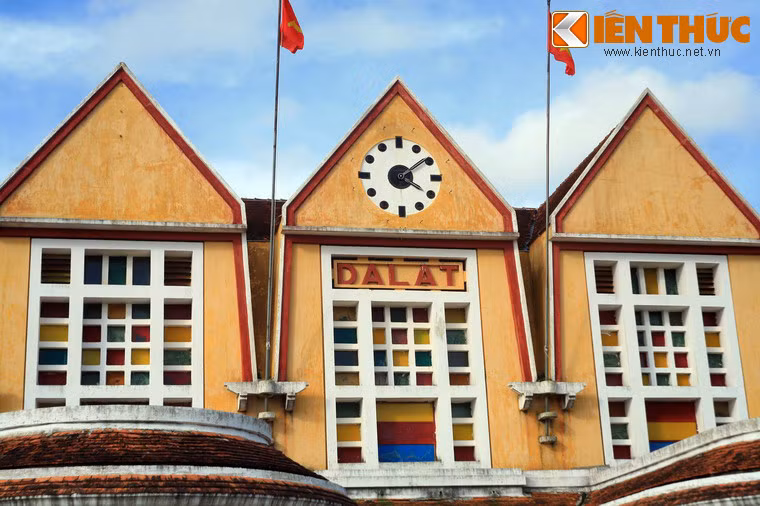 Tòa nhà chính của ga có chiều dài 66,5m, chiều ngang 11,4m và chiều cao 11m, có 3 chóp nhọn, tượng trưng cho núi Langbiang – đỉnh núi cao nhất vùng. Chóp trung tâm còn có vẽ mặt đồng hồ to ghi lại thời gian bác sĩ Yersin phát hiện ra Đà Lạt.