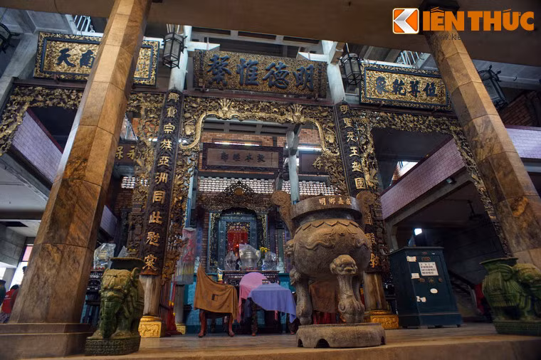 Chính điện của đình xây trên nền cao, phía trước trang trí ba bao lam chạm lộng các đề tài tùng - hạc, mai - điểu, liên - áp, giỏ cua, giỏ trái cây ...