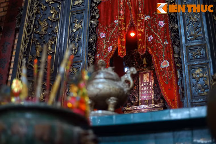 Khám thờ thần đặt ở giữa với bài vị: Ngũ thổ tôn thần - Ngũ cốc tôn thần- Đông trù tư mệnh - Bốn cảnh thành hoàng.