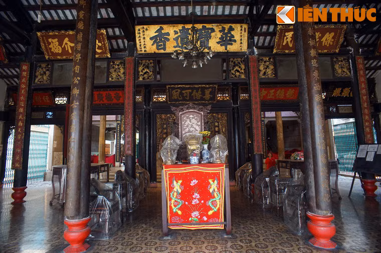 Kiến trúc đình theo kiểu nhà năm gian, vì kèo gỗ, mái lợp ngói ống, tường gạch. Nội thất đình bao gồm võ ca, chính điện và hậu điện. Bên phải võ ca có miếu Ngũ Hành.