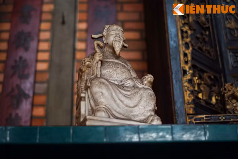 Trước khám thờ có một lư trầm bằng đá và hai tượng của Trịnh Hoài Đức và Ngô Nhân Tịnh, hai người Minh Hương làm quan đến chức Thượng thư, cùng với Lê Quang Định hợp thành "Gia Định tam gia", một nhóm nổi tiếng về văn học và sử học.