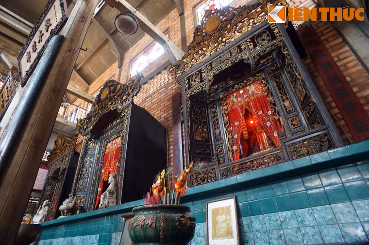 Khám bên trái thờ Thống suất Nguyễn Hữu Cảnh và Đô đốc tướng quân Trần Thắng Tài. Khám bên phải thờ Trịnh Hoài Đức và Ngô Nhân Tịnh. Các khu vực thờ tự khác của đình là hậu điện, nơi thờ các bậc tiền hiền, hương chức, viên chức có công và phu nhân; miếu Ngũ Hành thờ Ngũ Hành Nương Nương và Chúa Sinh Nương Nương; các khám thờ Phúc đức chính thần và Bạch Mã Thái giám...