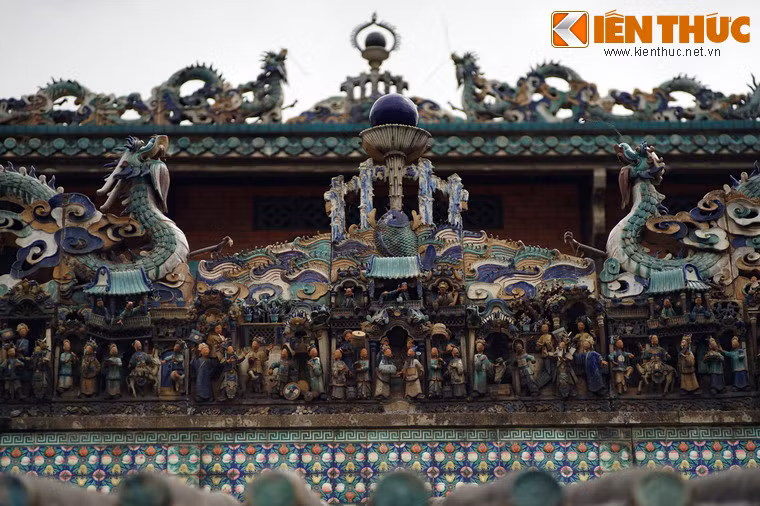 Trên mái đình các trang trí hình lưỡng long tranh châu, cá hóa long, tượng ông Nhật bà Nguyệt, phù điêu trích tuồng tích của Trung Quốc ... do lò gốm Đồng Hòa sản xuất năm Tân Sửu 1901.