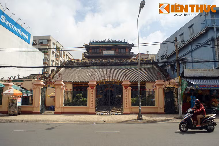 Tọa lạc tại số 380 đường Trần Hưng Đạo, quận 5,TP HCM, đình Minh Hương Gia Thạnh là một công trình kiến trúc cổ mang những nét đặc trưng, rất độc đáo của vùng đất Chợ Lớn xưa.