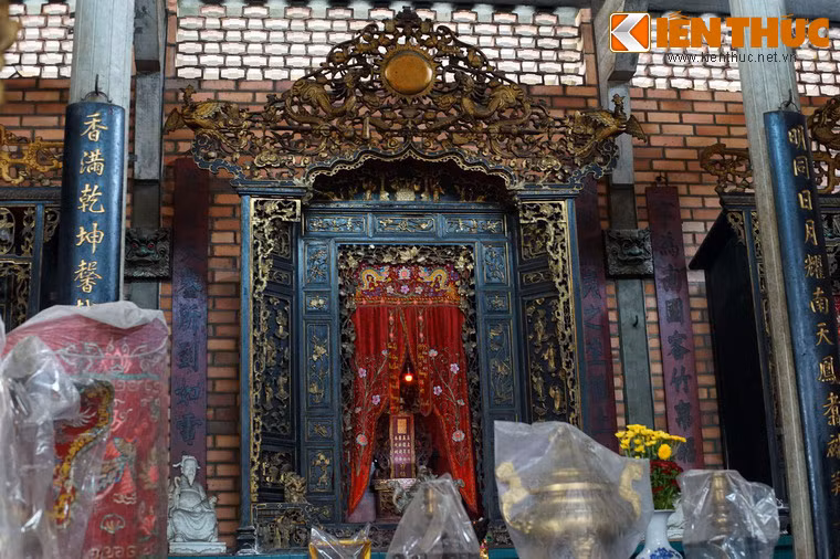 Cuối chính điện là ba khám thờ lớn bằng gỗ đặt trên bệ gạch, được chạm viền chung quanh lưỡng long tranh châu, lân, phụng, dây hoa ...