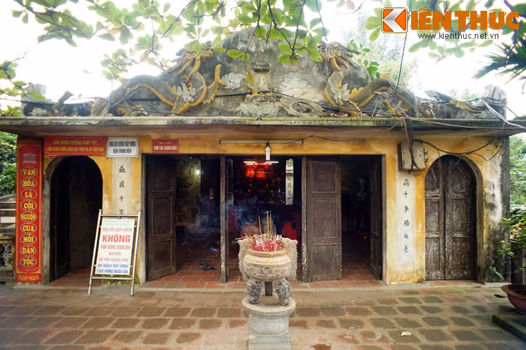 Vị thần nói với nhà Vua: “Ta là thần Độc Cước cai quản vùng biển này, nay biết Vua tôi trên đường đi giết giặc ta muốn giúp một tay”. Vua Trần giật mình tỉnh giấc, nhìn ra bốn bề chỉ thấy một ngôi miếu nhỏ nằm chênh vênh trên đầu ngọn núi.