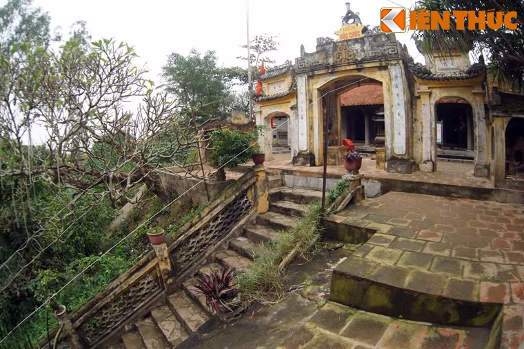 Đúng như tên gọi, đền Độc Cước là ngôi đền thờ vị thần một chân (Độc Cước), một vị thánh được xem là “Chu Minh thánh vị” tài giỏi dũng cảm hơn người, gắn với những truyền thuyết ly kỳ được lưu truyền nhiều thế kỷ qua.