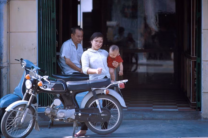 Honda SS90 và Vespa sóng đôi trên một góc phố Nha Trang.