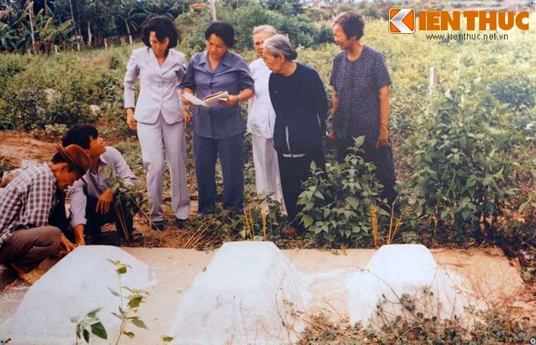 Ngôi mộ của ba cháu bé tại quê nhà. Ảnh chụp lại tại Bảo tàng Chứng tích Chiến tranh.