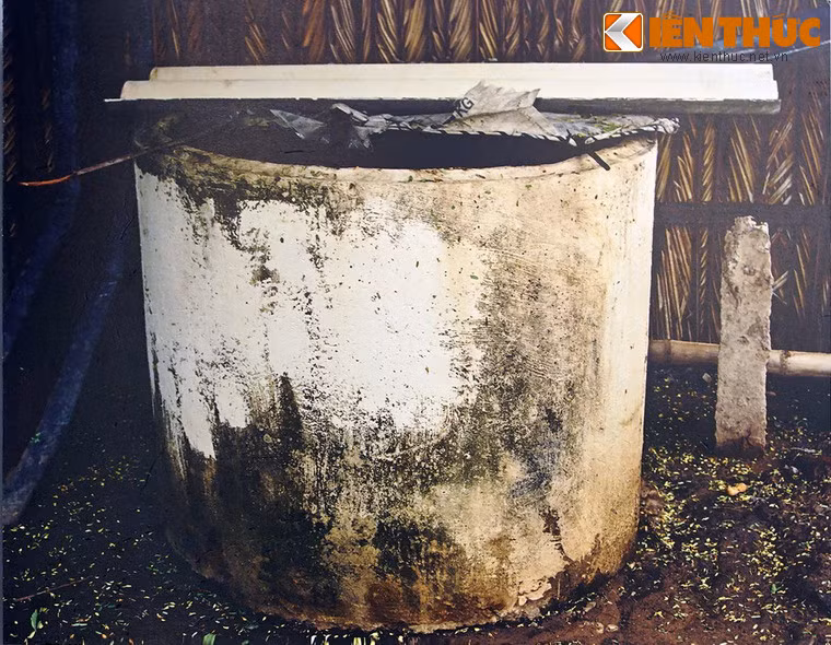 Hình ảnh chiếc ống cống tại nơi các cháu bé bị lính Mỹ phát hiện và sát hại. Ảnh chụp lại tại Bảo tàng Chứng tích Chiến tranh.