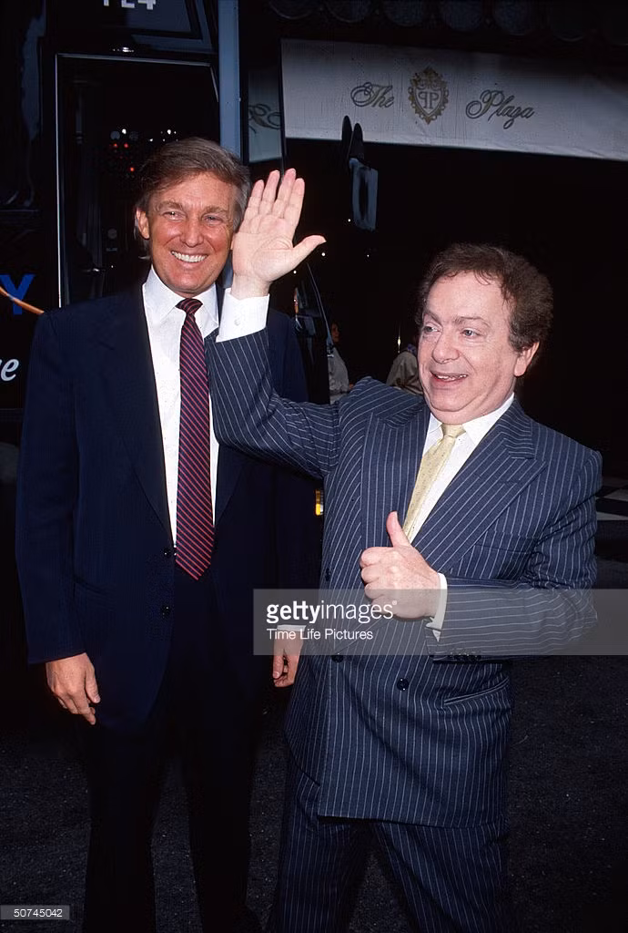 Ông Donald Trump và diễn viên Jackie Mason, 1992. Ảnh: Getty Images.