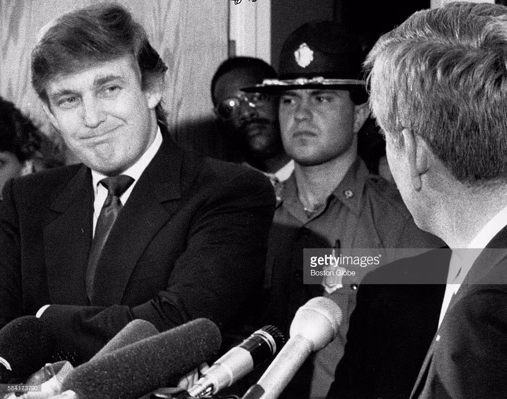 Ông Donald Trump trả lời báo chí sau khi chiếc chuyên cơ Trump Shuttle Boeing 727 của ông hạ cánh khẩn cấp ở sân bay quốc tế Logan, Boston vì càng hạ cánh bị kẹt, 10/8/1989. Ảnh: Getty Images.