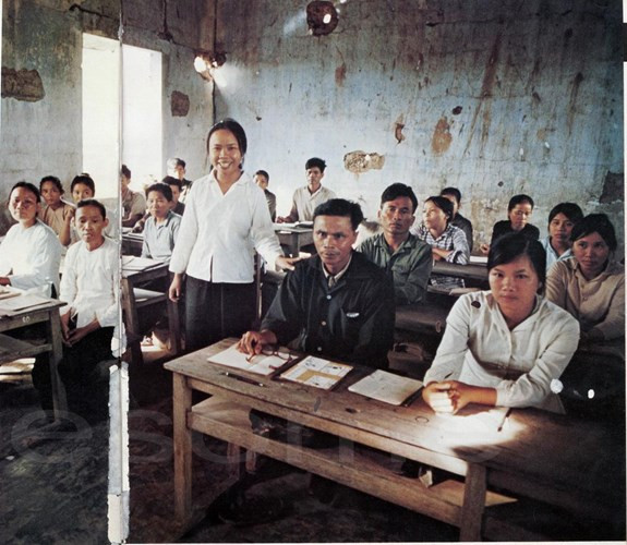 Các chiến sĩ du kích trong lớp học ở vùng giải phóng, Quảng Trị năm 1973. Ảnh: Ishikawa Bunyo.