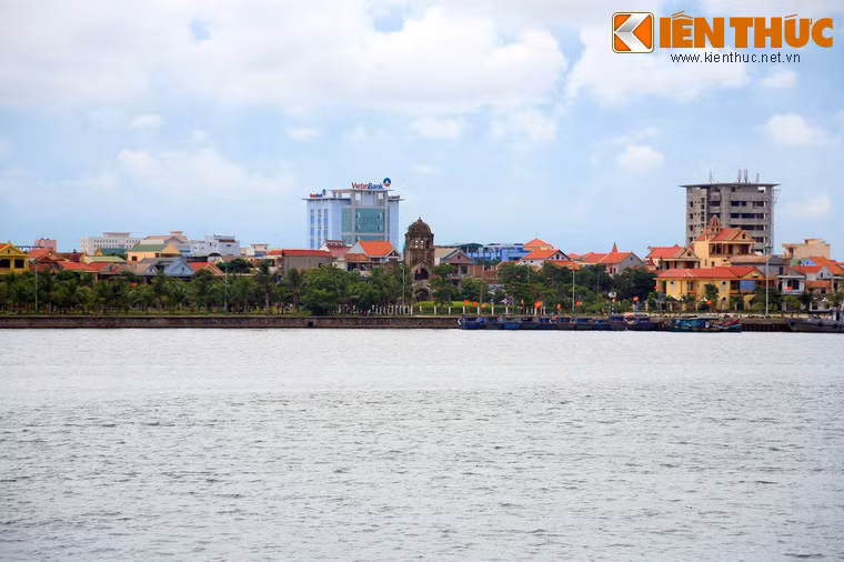 Sau chuyến bay từ Hà Nội, Thị xã Đồng Hới, tỉnh Quảng Bình là điểm dừng chân đầu tiên của lãnh tụ Fidel Castro trong chuyến thăm đất lửa Quảng Trị năm 1973. Tại thị xã này, ông đã được bố trố trí nghỉ ngơi ở Khu Giao tế. Ảnh: Thành phố Đồng Hới ngày này.