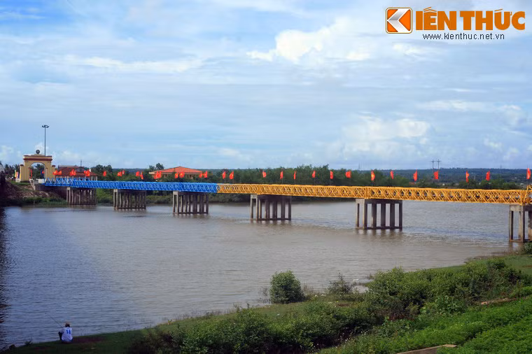 Tại sông Bến Hải, có một chuyện bất ngờ xảy ra khiến Fidel Castro bật khóc. Đó là khi ông chứng kiến người một nữ chiến sĩ đang lấp hố bom bên đường bất ngờ cuốc trúng bom bi còn sót lại. Bom nổ, chị ngã xuống. Ông đã tìm mọi cách giành giật mạng sống cho chiến sĩ này...