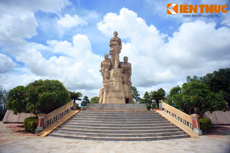 Lãnh tụ Fidel Castro cũng dừng chân tại khu căn cứ Dốc Miếu - Cồn Tiên, nơi có hàng rào điện tử McNamara khét tiếng thời chiến tranh Việt Nam trên đường đến thăm Đông hà. Ảnh: Đài chiến thắng ở khu di tích Dốc Miếu - Cồn Tiên.