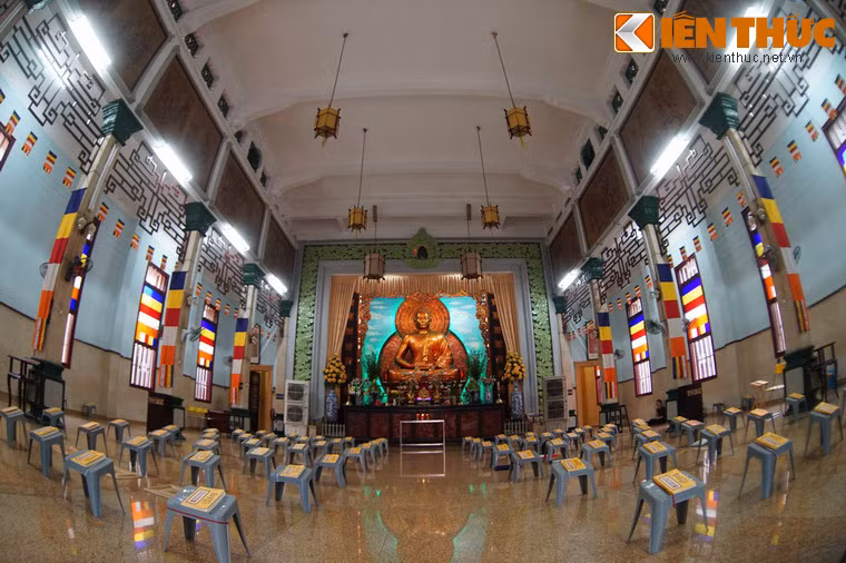 Chính điện chùa Xá Lợi chỉ đặt một tượng Phật Thích Ca Mâu Ni lớn, chứ không thờ nhiều Phật như các chùa xưa.