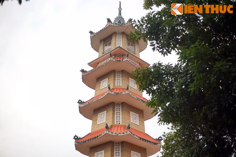 Tháp có 7 tầng, mỗi tầng thờ một vị Phật, có 4 mặt phẳng lớn và 4 mặt góc nhỏ, tạo thành một hình bát giác, có mái che cong cong bước lên hình đầu đao.