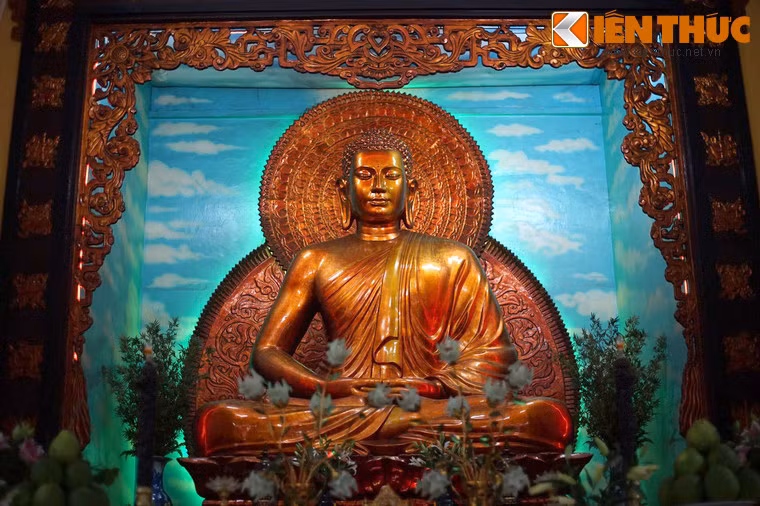 Tượng Phật Thích Ca của chùa do trường Mỹ Nghệ Biên Hòa đắp tạo, được coi là mẫu mực cho nhiều tượng Phật các chùa sau này. Năm 1969 tượng được thếp lại toàn thân bằng vàng.