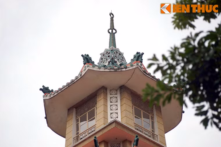 Tầng cao nhất có treo một đại hồng chung nặng 2 tấn, được đúc đồng theo mẫu của chuông chùa Thiên Mụ (Huế).