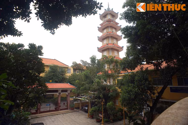 Tháp chuông chùa Xá Lợi được gần hàng rào cạnh cổng tam quan chính, khánh thành ngày 23/12/1961.