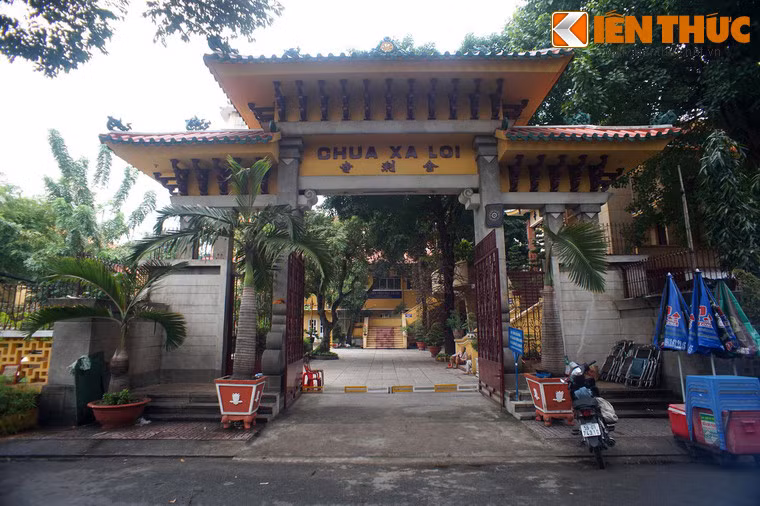 Chùa được khởi công xây dựng vào ngày 5/8/1956 theo bản vẽ của các kiến trúc sư Trần Văn Đường và Đỗ Bá Vinh, công trường xây dựng do các kỹ sư Dư Ngọc Ánh và Hồ Tố Thuận điều khiển. Chùa được hoàn thành vào ngày 2/5/1958.