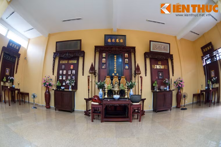 Sau chính điện là nơi thờ Tổ, bàn chính giữa thờ di ảnh của 4 vị cao tăng: Huệ Quang, Tuyên Linh Lê Khánh Hòa, Khánh Anh và Quảng Đức.