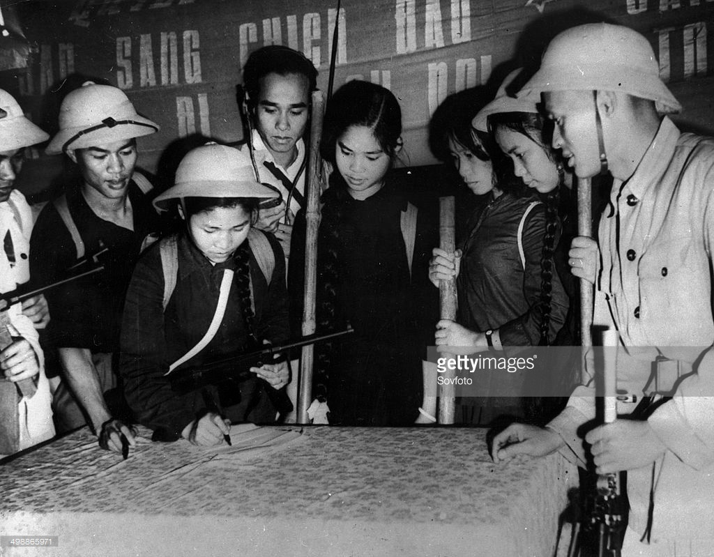 Giáo viên, sinh viên, công nhân viên... ở Đại học Bách Khoa ký đơn tham gia phong trào Ba Sẵn Sàng ở Hà Nội năm 1966. Ảnh: Getty Images.