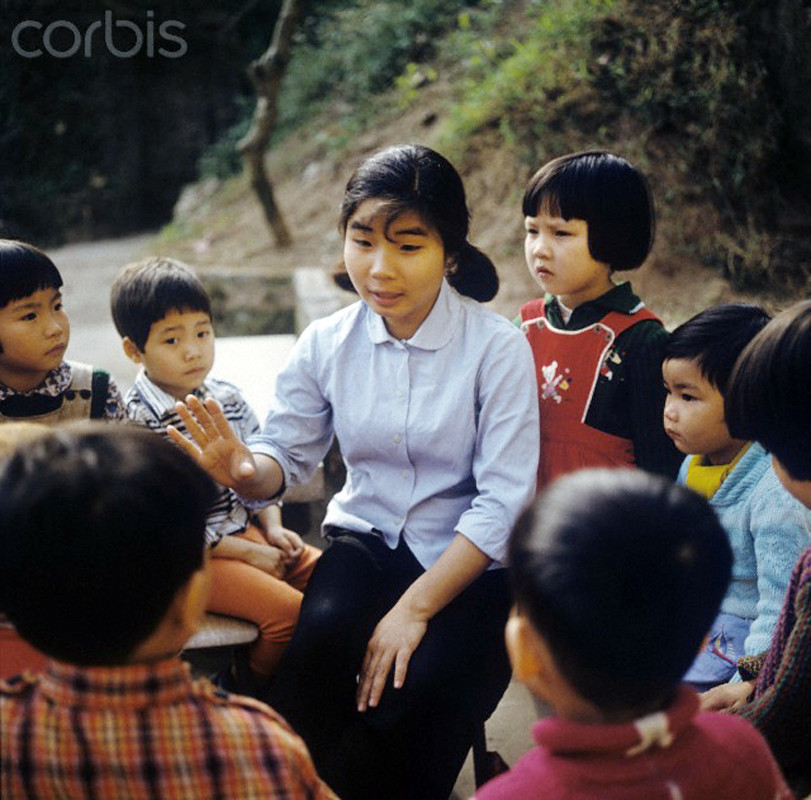 Cô giáo mầm non và các em bé tại một trường mầm non gần Hà Nội, tháng 3/1973. Ảnh: Corbis.