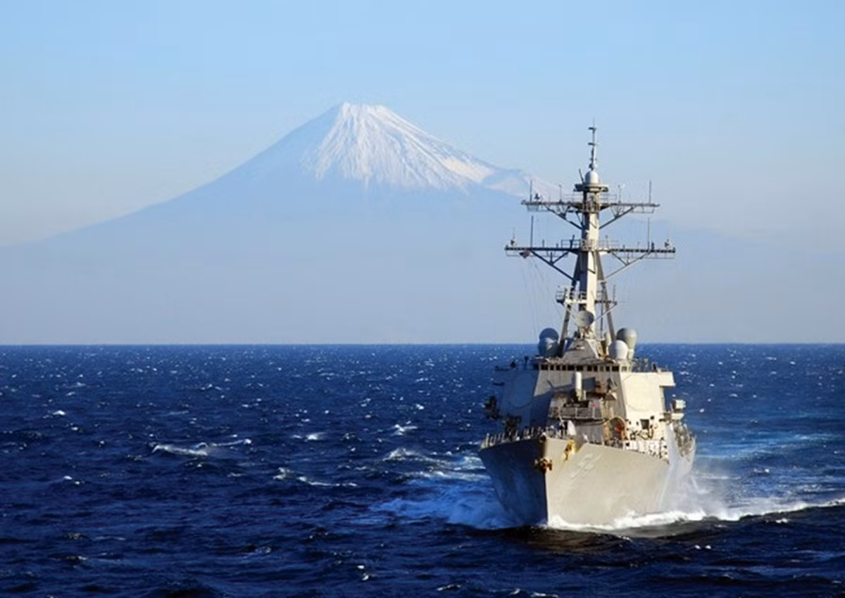 Khu trục hạm tên lửa DDG-54 thuộc biên chế nhóm tác chiến tàu sân bay USS Ronald Reagan thuộc Hạm đội 7 có cảng chính tại Yokosuka, Nhật Bản. Khu trục hạm này đã từng đi vào vùng 12 hải lý xung quanh đảo Tri Tôn thuộc quần đảo Hoàng Sa của Việt Nam mà Trung Quốc chiếm đóng trái phép nhằm thực thi quyền tự do hàng hải vào hồi tháng 1/2016. Kim Bồng