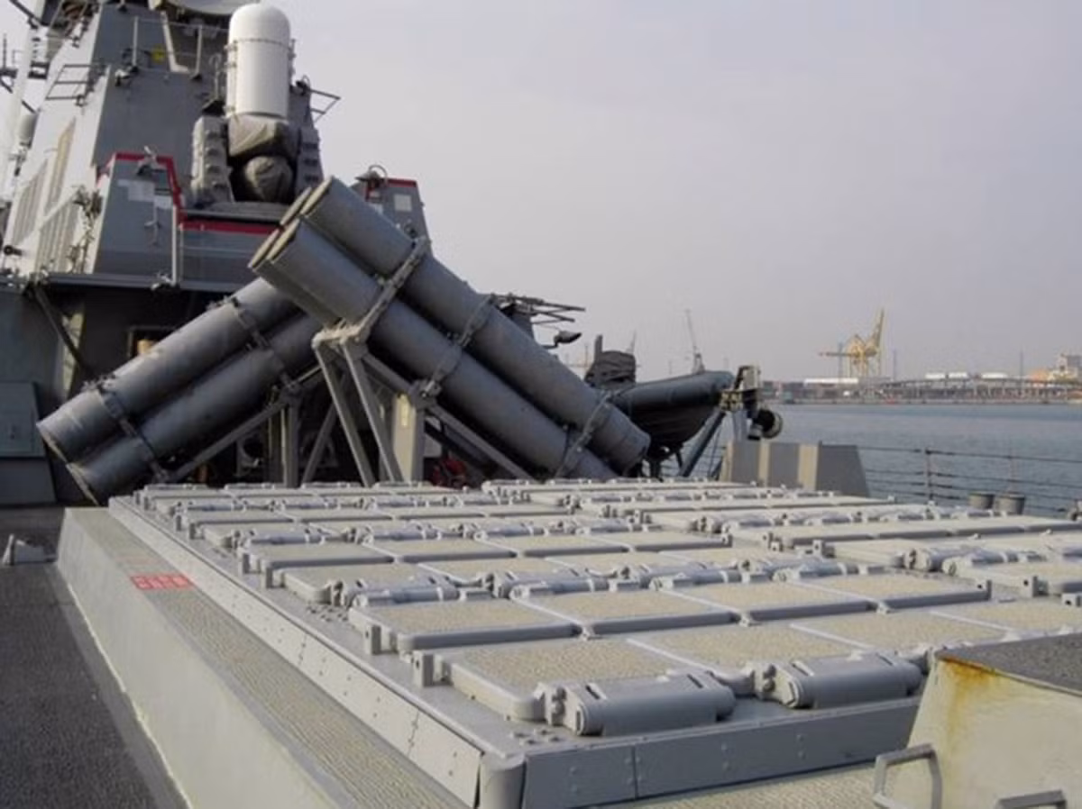 Năng lực chống hạm của tàu dựa trên 8 tên lửa cận âm RGM-84 Harpoon có tầm bắn 124 km, mang theo đầu đạn nặng 221 kg. Tên lửa này dẫn đường kết hợp quán tính giai đoạn đầu và radar chủ động giai đoạn cuối.